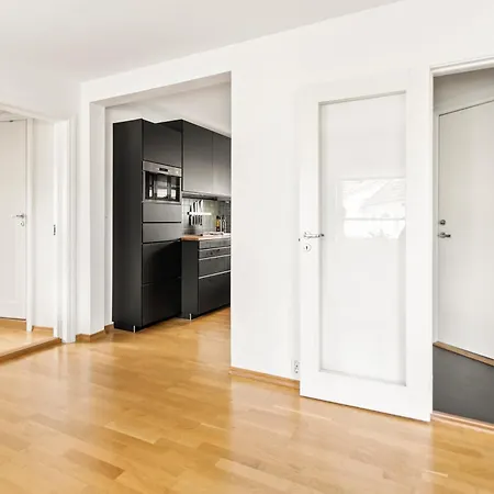 Modern And Spacious In Historic Area Of Leilighet
