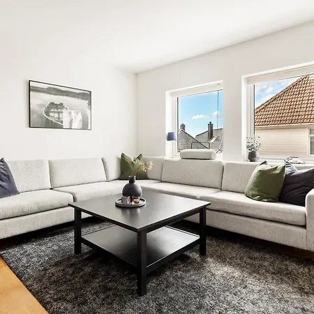 Modern And Spacious In Historic Area Of Leilighet